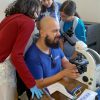 Taller "Científico por 1 Día" 9 microscopio Taller cientifico por 1 dia de Ciencia Ok cambios de color ph con repollo morado resolviendo un crimen extrayendo tu propio adn microscopia mitosis cromosomas celulas de sangre tejido de cerebro antocianina regalos para niños ciencia para niños y adolescentes