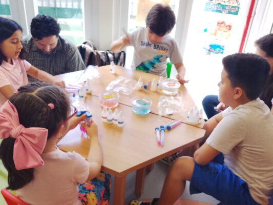 Taller minicientificos en accion de Ciencia Ok cambios de color ph con repollo morado escuchando tus neuronas bioamplificador eliminando bacterias gusanos polimericos gusanos comestibles vinagre bicarbonato de sodio alginato de sodio carbonato de calcio regalos para niños ciencia para niños taller en providencia regalos para niños ciencia para niños chile actividades para niños vacaciones navidad verano